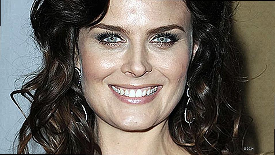 The Secret Behind Emily Deschanel's Wealth - How Rich Is the TV Favorite-2